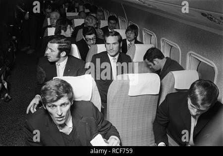 Ajax-elftal vertrekt naar Londen vanaf Schiphol. In Elftal vliegtuig, Bestanddeelnr 923-4095. Foto Stock