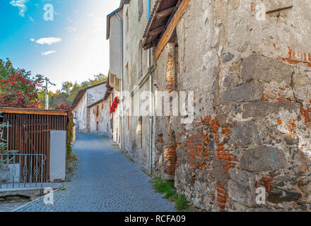 Case sulle mura della città di Brunico, Alto Adige Foto Stock