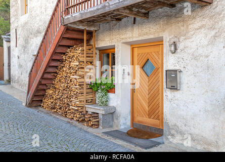 Casa sulle mura della città di Brunico, Alto Adige Foto Stock