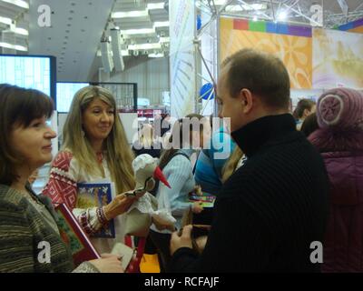 Aksana Sprynchan - su un libro internazionale mostra nella città di Minsk - 14 febbraio 2015 AD - 1. Foto Stock