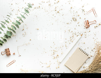 Vista superiore del piano di lavoro con mock up accessori e fiore secco.piatto design laici/spazio di copia Foto Stock