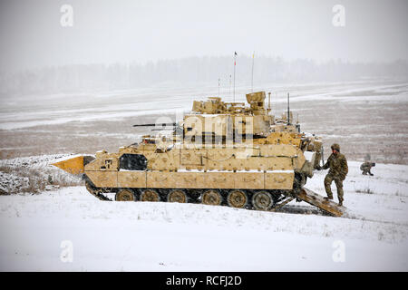 Stati Uniti Esercito di combattimento Bradley gli equipaggi del veicolo assegnato alla 91Ingegnere vigili del Battaglione, 1° Brigata corazzate contro la squadra, 1° Divisione di cavalleria prendere una pausa temporanea come la neve è cancellato dai bersagli durante il live esercitazioni antincendio presso il Camp Aquisgrana in Grafenwoehr, Germania Gen 12, 2019. 91BEB e 1-1 CD soldati sono completando la loro rotazione per Atlantic risolvere in Europa completando live fire esercizi e tabelle gunnery. (U.S. Esercito nazionale Guard foto di Sgt. 1. Classe Ron Lee, 382 Affari pubblici distacco, 1ABCT, 1CD rilasciato) Foto Stock