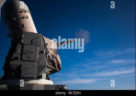 Un vicino-in sistema di armi gli incendi durante un'esercitazione a fuoco a bordo guidato-missili cruiser USS Mobile Bay (CG 53) nel Golfo Arabico, 11 genn. 2019. John C. Stennis Carrier Strike gruppo è distribuito negli Stati Uniti Quinta Flotta area di operazioni a sostegno di operazioni navali per garantire stabilità marittimo e la sicurezza nella regione centrale di collegamento del Mediterraneo e del Pacifico attraverso l'Oceano Indiano occidentale e queste strategiche punti di strozzatura. (U.S. Foto di Marina di Massa lo specialista di comunicazione di terza classe Nick Bauer) Foto Stock