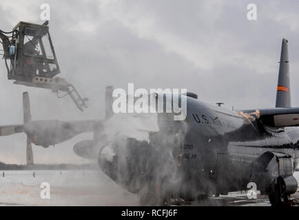 Stati Uniti Air Force Tech. Sgt. Andrew Smith, un aerospaziale specialista di manutenzione con il 182nd Manutenzione aeromobili squadrone, Illinois Air National Guard, de-CIEM C-130H3 Hercules sulla linea di volo al 182nd Airlift Wing in Peoria, Illinois, gennaio 13, 2019. Il Peoria zona ha ricevuto un record di 17,2 pollici di nevicata tra gennaio 11 e 12, secondo il servizio meteorologico nazionale relazioni preliminari. (U.S. Air National Guard foto di Airman 1. Classe Jason Grabiec) Foto Stock