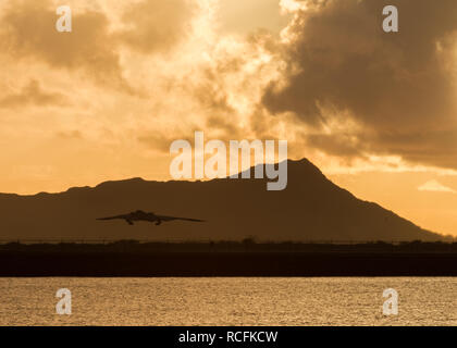 Un U.S. Air Force B-2 bombardiere spirito distribuito da Whiteman Air Force Base, Missouri, decolla da base comune perla Harbor-Hickam ( JBPH-H), Hawaii, 14 gennaio 2019. Tre B-2 Bombardieri è arrivato a JBPH-H a gennaio 10, 2019 a sostegno degli Stati Uniti Comando Strategico (USSTRATCOM) bomber task force missione. Foto Stock