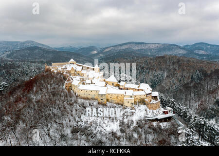 Fortezza Rasnov in Transilvania coperta di neve dopo una nevicata Foto Stock