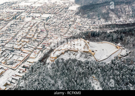 Rasnov città fortezza e coperto di neve a metà stagione invernale Foto Stock