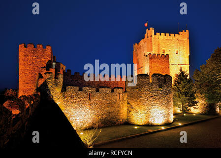 Vista notturna del castello medievale Foto Stock