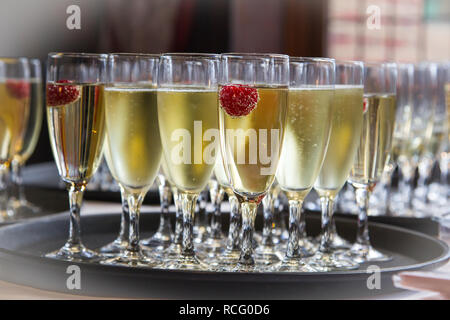 Vassoio di champagne in scanalature di nozze. Foto Stock