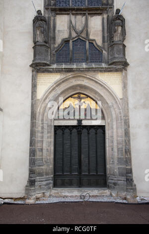 Wittenberg è una città tedesca in cui Martin Lutero ha postato il suo novantacinque tesi di laurea presso la porta della chiesa di Tutti i Santi. Foto Stock