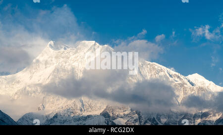 Annapurna III che appaiono dietro le nuvole, Circuito di Annapurna, Nepal Foto Stock