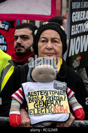 La Gran Bretagna è rotto anti-Brexit marzo organizzata dal gruppo di popoli hanno marciato attraverso Londra chiedendo un'elezione generale. Per protestare contro il governo britannico e la fine del razzismo e di austerità. Jan 12il 2019 Foto Stock