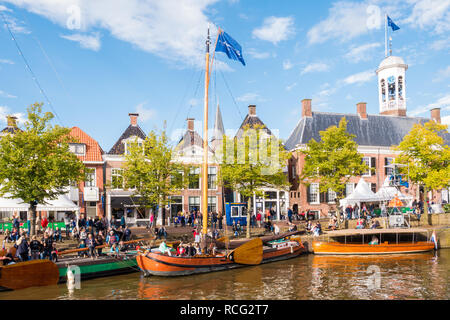 Il Quayside con le persone e con le navi storiche nel vecchio porto durante la manifestazione Admiralty Giorni, Dokkum, Friesland, Paesi Bassi Foto Stock