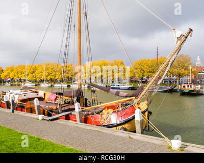 Vela tradizionale sulla chiatta quayside in porto esterno della città vecchia di Enkhuizen, Noord-Holland, Paesi Bassi Foto Stock