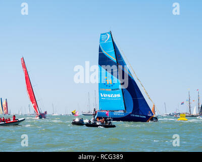 Il team Vestas in Brunel in-port race di Volvo Ocean Race Finish Festival a Scheveningen, l'Aia, Paesi Bassi - 30 giugno 2018 (VOR il 2017-2018) Foto Stock