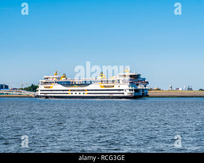Ferry boat con le persone al di fuori sul ponte partenza dal porto di Den Helder per il texel attraversando Marsdiep stretto di mare di Wadden, Noord-Holland, Paesi Bassi Foto Stock