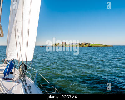 Barca a vela vela al fort isola Pampus sul lago IJmeer vicino ad Amsterdam, Paesi Bassi Foto Stock