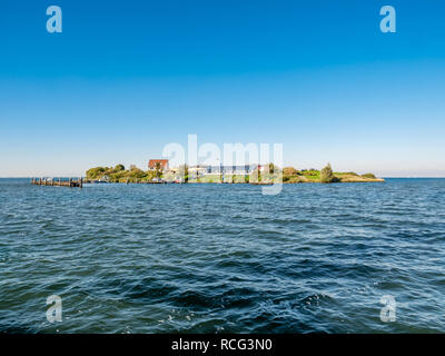 Man-made fort isola Pampus con piccolo porto e ristorante nel lago IJmeer vicino ad Amsterdam, Paesi Bassi Foto Stock