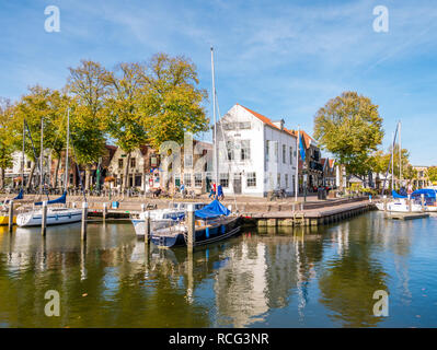 Barche ormeggiate nella Marina del piccolo porto nella città vecchia di Middelharnis su Goeree-Overflakkee, Zuid-Holland, Paesi Bassi Foto Stock