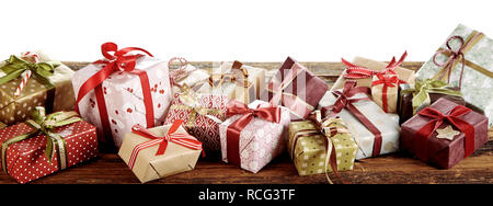 Panorama banner con i regali di Natale in colorate in confezione regalo scatole legate con fiocchi Foto Stock