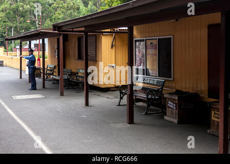 Melbourne, Australia - 7 Gennaio 2009: capostazione in attesa di arrivo del treno a vapore sul Puffing Billy banchina della stazione. Foto Stock