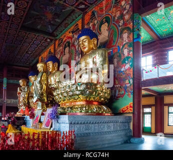 L'interno e lo scenario del tempio buddista di Hua Yan o Huayan nella città cinese di Tumen, provincia di Jilin, Corea Yanbian Prefettura. T popolari Foto Stock