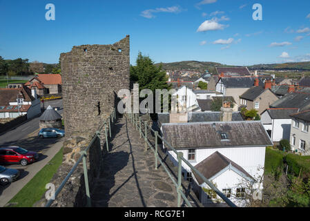 Vista dalle antiche mura della città di Conwy, una famosa città storica nel Galles del Nord. Foto Stock