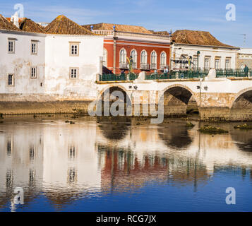 TAVIRA, Portogallo - MARZO 28, 2018: vista sulla città vecchia di Tavira in regione di Algarve, a sud del Portogallo. Foto Stock