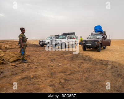 DANAKIL depressione, Etiopia - Giugno 29, 2016: persone che viaggiano in jeep in depressione di Danakil, Etiopia, il luogo più caldo della Terra. Foto Stock