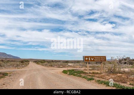 TANKWA KAROO NATIONAL PARK, SUD AFRICA, 30 agosto 2018: segno direzionale al turn-off per l'ufficio di accoglienza del Tankwa Karoo National Park Foto Stock