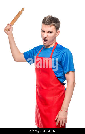 Angry Man in grembiule con il matterello, ritratto isolato su sfondo bianco Foto Stock