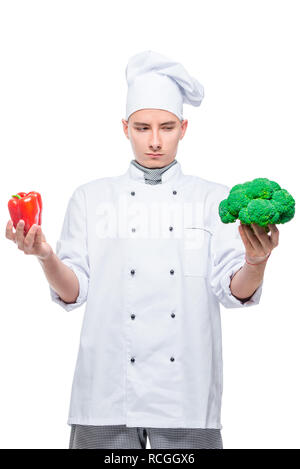 Cuocere sceglie tra ortaggi Pepe e broccoli ritratto su sfondo bianco Foto Stock
