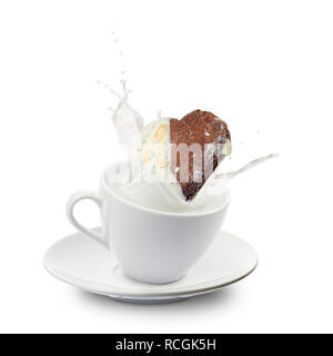 Cookie cade nella tazza di latte con splash, su sfondo bianco Foto Stock