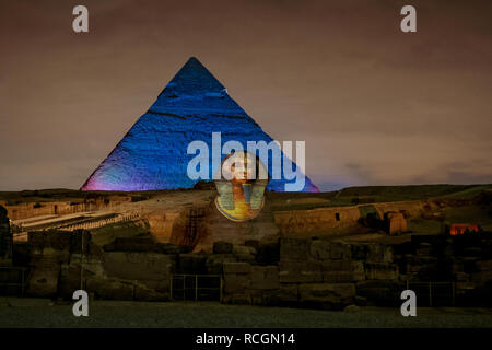 Le Piramidi di Giza e della Sfinge di notte in Cayro Egitto Foto Stock