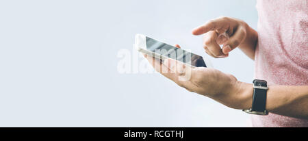 Maschio di mano azienda smartphone,mobile con lo spazio di copia sul banner Dimensioni sfondo.immagini panoramiche Foto Stock