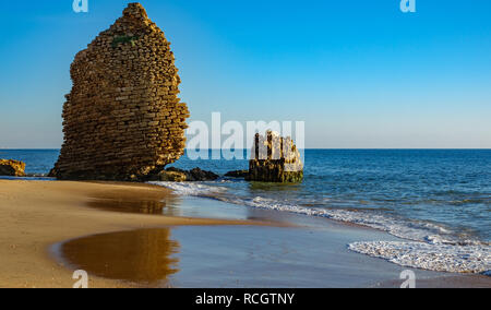 In rovina la torre di difesa nel litorale shore Foto Stock