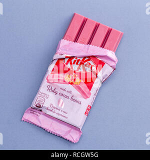 Varsavia, Polonia - 20 Ottobre 2018: KitKat Ruby Le fave di cacao, Nestlé. 4 dito Ruby barra di cioccolato. Foto Stock