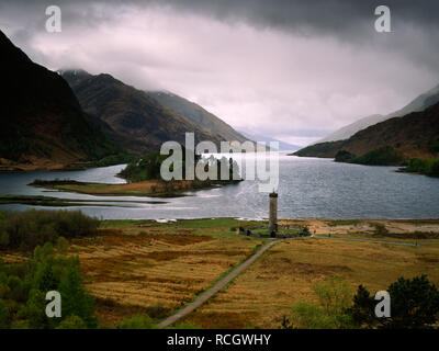 Visualizza SW del monumento Glenfinnan, Loch Shiel, Lochaber, Highland, Scozia, UK: 1815 eretto in memoria di montanari ucciso in ribellione giacobita 1745. Foto Stock