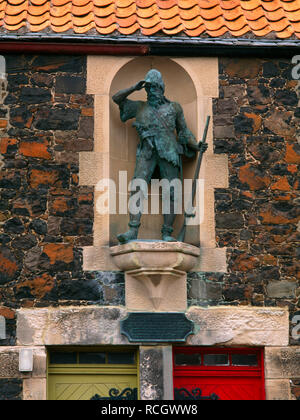 Monumento a Alexander Selkirk (uno dei modelli di Daniel Defoe il Robinson Crusoe) in Lower Largo, in East Neuk (Angolo) di Fife, Scozia, Regno Unito. Foto Stock