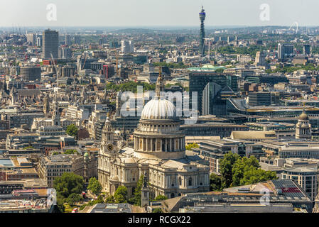 Vista aerea della Cattedrale di St Paul, Fitzrovia e la BT Tower dalla piattaforma di visualizzazione del Skygarden, Londra, Inghilterra. Foto Stock