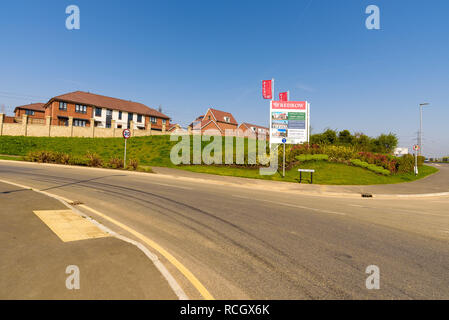 Segnali di ingresso a Ebbsfleet Abode e verde di developer Redrow, un mix di tre e quattro camere da letto case. Ebbsfleet Città Giardino, Swanscombe Foto Stock