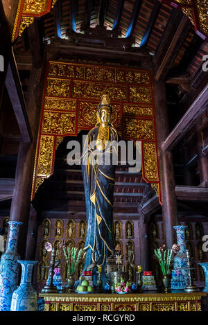 Bai Dinh tempio buddista, altare con statua del Buddha, Ninh Bình Provincia, Vietnam Foto Stock