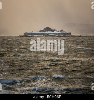 Vista su isola di Munkholmen con il vecchio monastero fortezza più tardi. Inverno blizzard, grandine, tempestose acque di mare sul Trondheimsfjorden. Foto Stock