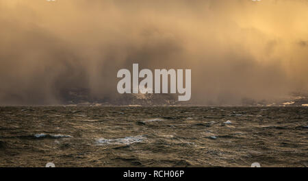 In inverno le tempeste e blizzard in arrivo su Trondheimsfjorden vicino a Trondheim, Norvegia. Foto Stock