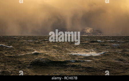 In inverno le tempeste e blizzard in arrivo su Trondheimsfjorden vicino a Trondheim, Norvegia. Foto Stock