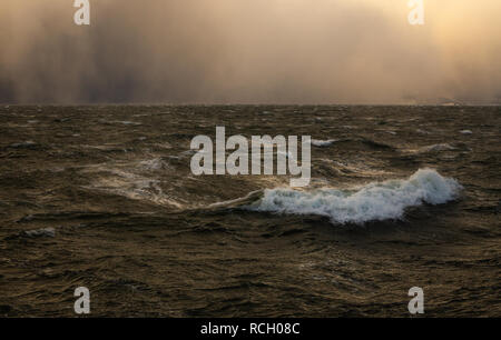 In inverno le tempeste e blizzard in arrivo su Trondheimsfjorden vicino a Trondheim, Norvegia. Foto Stock