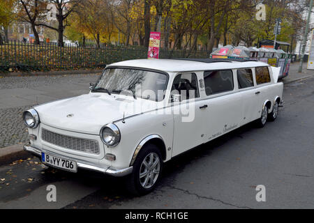Berlino, Germania - 10 novembre 2018. Limousine Trabant vettura su una strada di Berlino. Foto Stock