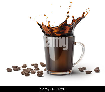 Tazza di vetro con schizzi di caffè. Alcuni chicchi di caffè sulla superficie oltre ad esso. Su sfondo bianco. Foto Stock