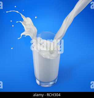 Versare il latte in vetro con splash. Visto dal di sopra. Isolato su sfondo blu. Percorso di clipping incluso. Foto Stock