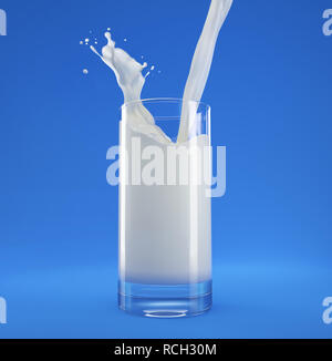 Versare il latte in vetro con splash. Visto dal di sopra. Isolato su sfondo blu. Percorso di clipping incluso. Foto Stock